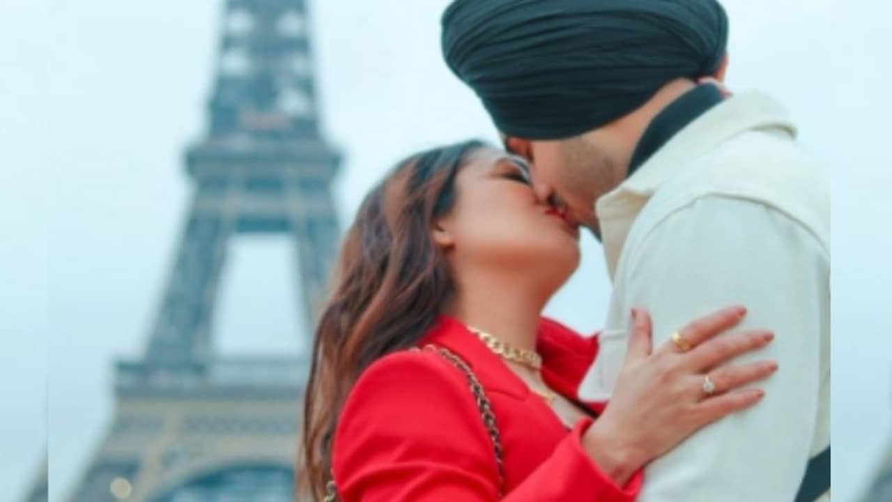 Neha Kakkar: আইফেল টাওয়ারকে সাক্ষী রেখে ঠোঁটে ঠোঁট, প্রেমে ভাসলেন নেহা-রোহন