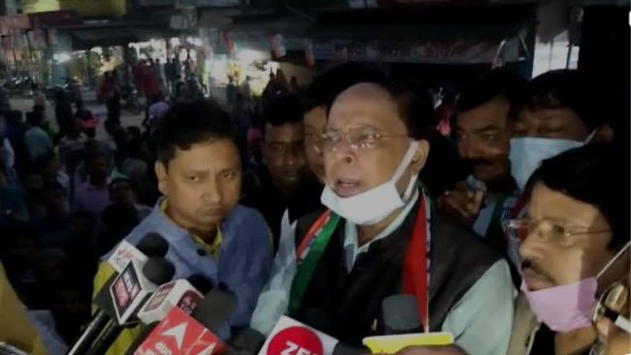 TMC Joining Program: তৃণমূলের যোগদান অনুষ্ঠান চলাকালীন হুড়মুড়িয়ে ভেঙে পড়ল মঞ্চ! চোট পেলেন মন্ত্রী