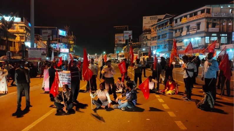 শুক্রবার সন্ধ্যায় ধূপগুড়ি দলীয় কার্যালয় থেকে মিছিলটি শহর পরিক্রমা করে ধূপগুড়ি পৌর বাস স্ট্যান্ডে পথ অবরোধে সামিল হন কৃষক সভার সদস্যরা। কৃষকদের ন্যায্যমূল্যে সার দেওয়ার দাবিতে স্লোগান তোলেন তারা। পথ অবরোধের জেরে রাস্তার দু'পাশে প্রচুর যানবাহন দাঁড়িয়ে পড়ে। বেশ কিছুক্ষণ অবরোধের পর সেটি উঠে যায়।