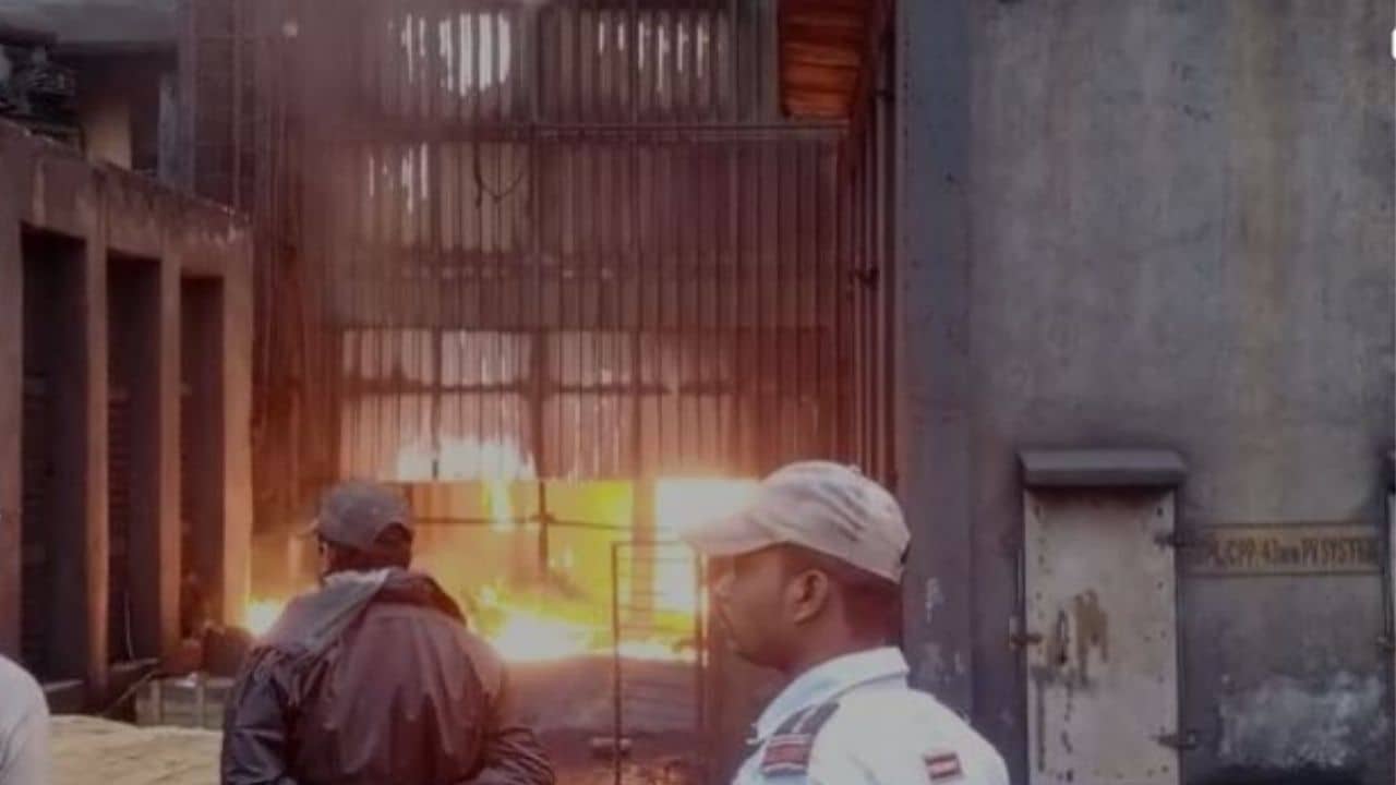 Fire Outbreak: সকালের রেশ কাটতে না কাটতেই আবার আগুন জামুরিয়ার কারখানায়!
