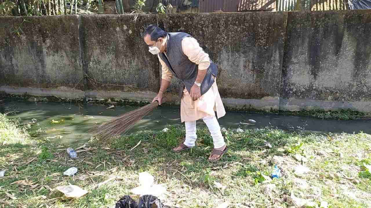 MLA cleaned the hospital: অপরিচ্ছন্ন স্বাস্থ্যকেন্দ্র! ঝাঁটা হাতে নিজেই পরিষ্কারে নামলেন বিধায়ক