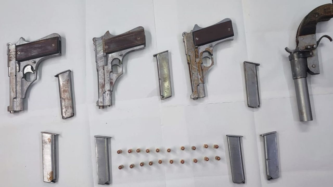 Firearms recovered: আগ্নেয়াস্ত্র পাচার করতে গিয়ে হল কাল, পুলিশের কাছে হাতেনাতে পাকড়াও পাচারকারী
