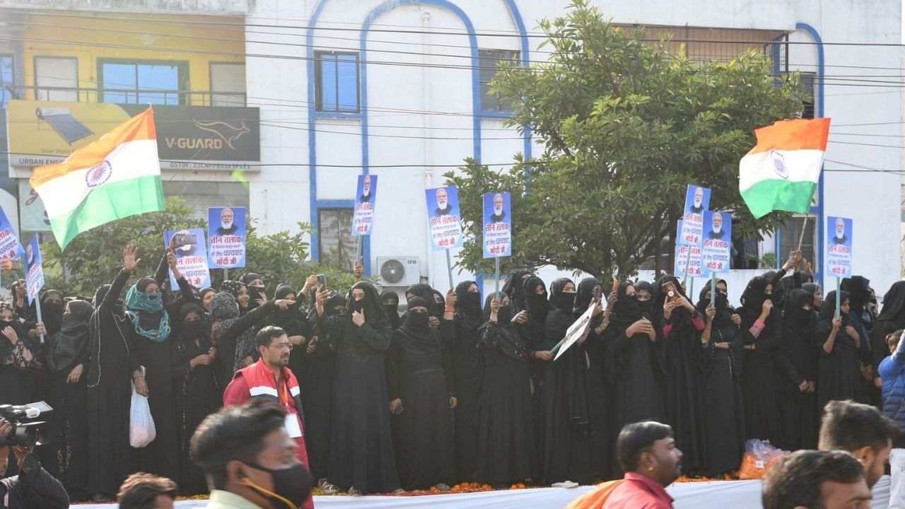 PM Modi in Bhopal: মোদীতেই আস্থা মুসলিম নারীদের! হিজাব পরে প্রধানমন্ত্রীকে ধন্যবাদ জানালেন মহিলারা
