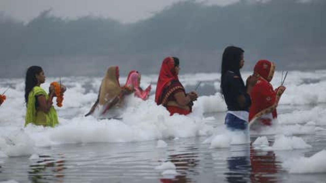 ভিডিয়ো: ছট পুজো উপলক্ষে যমুনা নদীতে ভাসমান বিষাক্ত ফেনায় ডুব দিচ্ছেন ভক্তরা, দেখুন ...