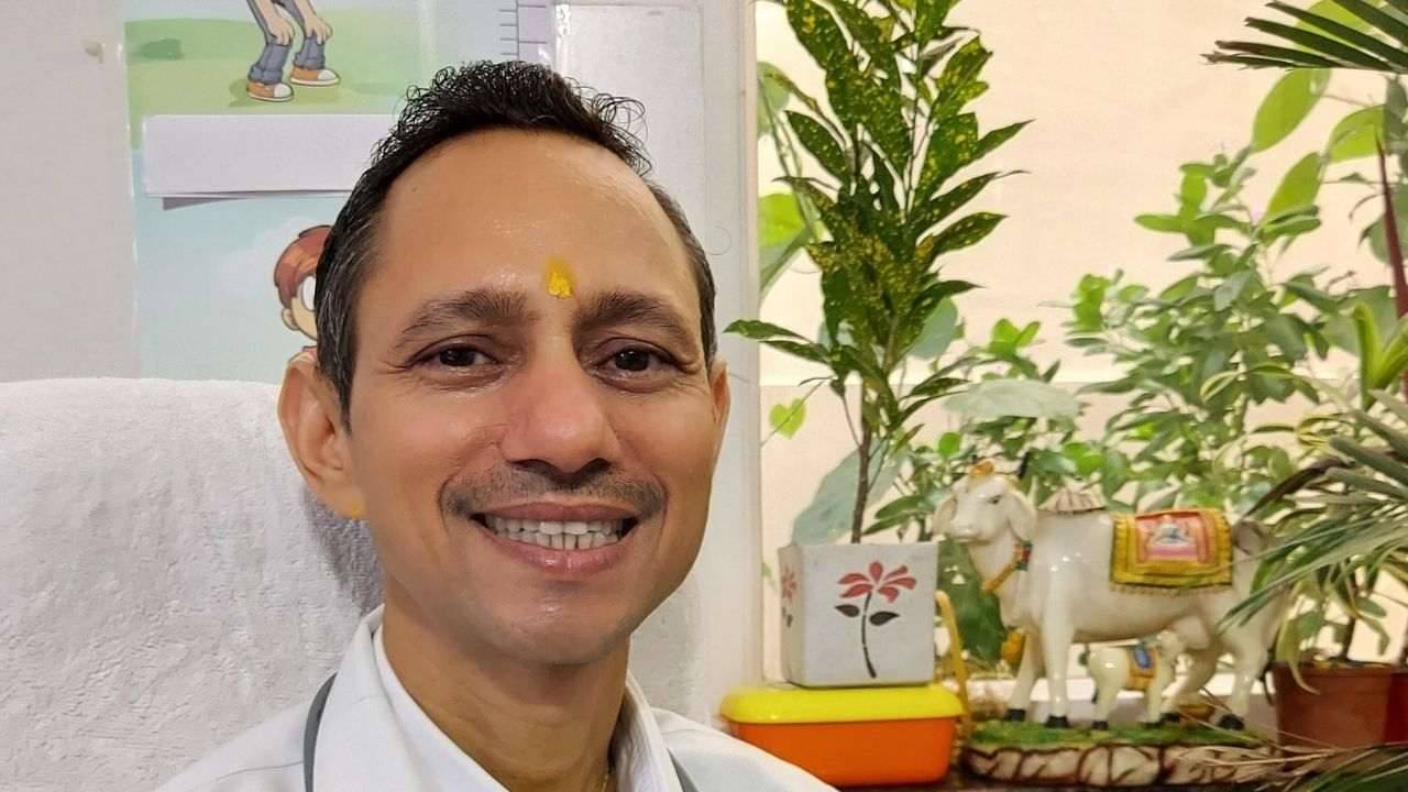 Viral video: গোমূত্রে সোনা আছে, গোবর খেলে দেহ, মন, আত্মা শুদ্ধ হয়, চেখে দেখে জানালেন হরিয়ানার চিকিৎসক