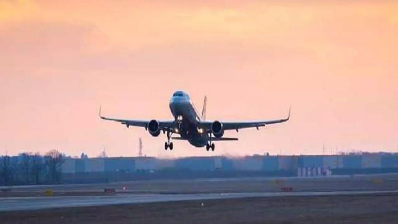 Kolkata Airport: সারমেয় বিভ্রাট! ১৫ মিনিট মাঝ আকাশে ঘুরপাক সায়নী-কুণালদের বিমানের