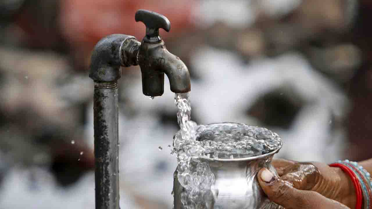 Drinking Water: হাত তুলে দিয়েছে প্রশাসন, পানীয় জলের জন্য ২৫০ পরিবারকে ডিঙোতে হয় কয়েক কিলোমিটার রাস্তা!