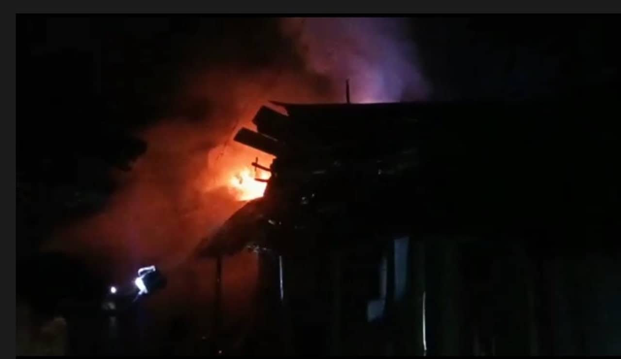 Fire: আগুনে ঝলসে গেল দুটি বাড়ি, তপনে অগ্নিকাণ্ড