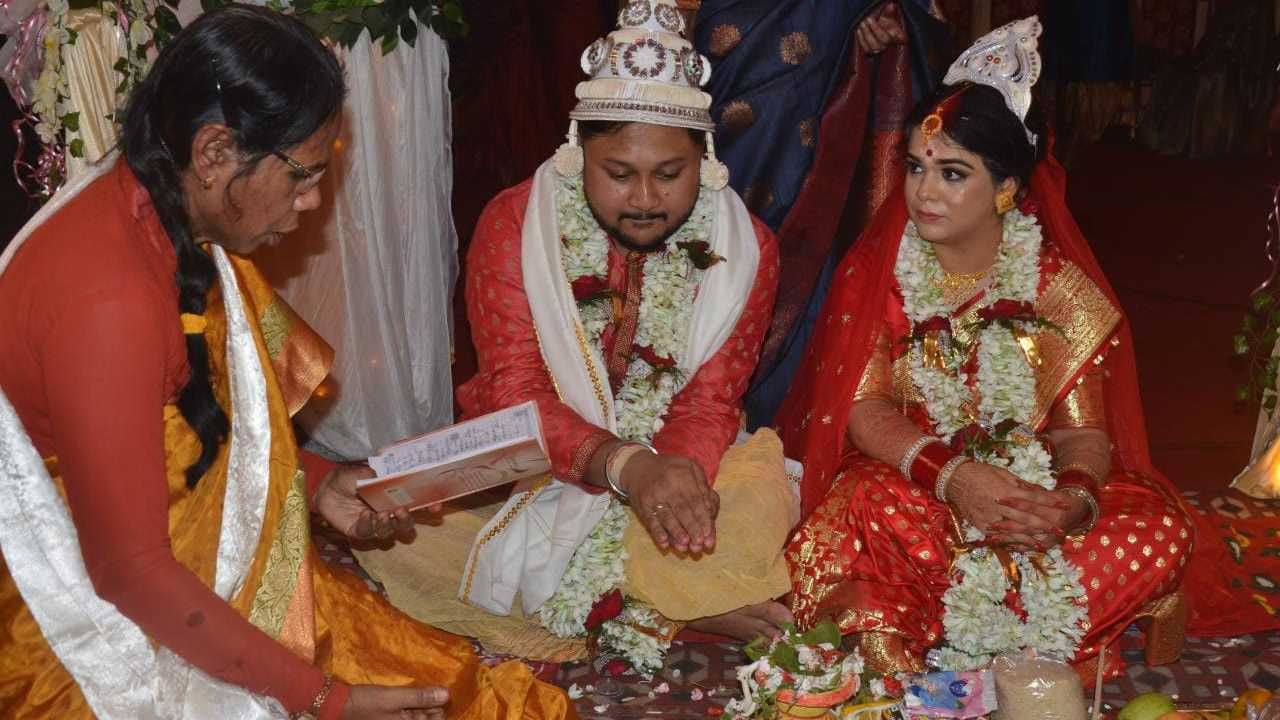 Marriage Ceremony: ভাঙল প্রাচীন রীতি, চন্দননগরে চার হাত এক করলেন মহিলা 'পুরুত' অনীতা মুখোপাধ্যায়