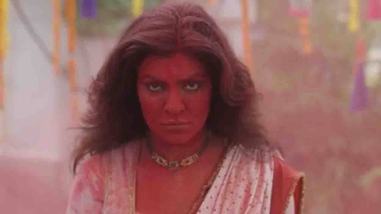 Aarya 2: লাল গুলালে ঢাকা মুখে, হনহন করে হেঁটে আসছেন; এ কী রূপ সুস্মিতার!