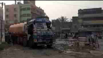 Kolkata Road Accident: নিয়ন্ত্রণ হারিয়ে উল্টে গেল রাসায়নিক বোঝাই ট্যাঙ্কার, ঝাঁঝালো গন্ধে নাকাল নিত্যযাত্রীরা