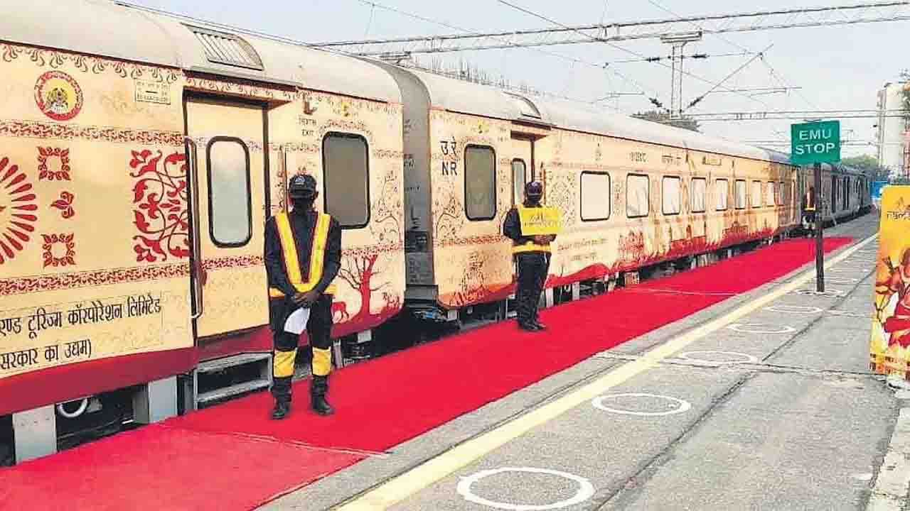 Indian Railway: দশটার পর জোরে কথা নয়, জ্বলবে না আলো, দূরপাল্লার ট্রেন-যাত্রীদের 'শিষ্টাচার-শিক্ষা' দেবে রেল