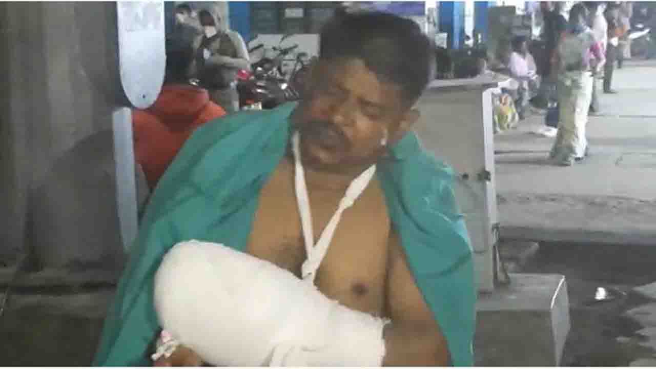 Attack on TMC leader: ফের তৃণমূলের গোষ্ঠীদ্বন্দ্ব! বোমার আঘাতে জখম পঞ্চায়েত সদস্য