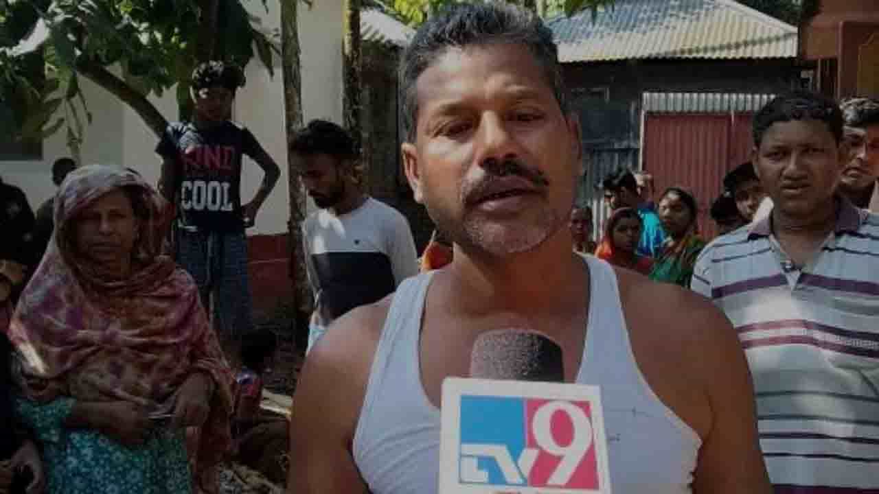 Bomb Blast: জমিতে গোবর সার দিতে গিয়েছিলেন কৃষক, আচমকাই বিকট শব্দে কেঁপে উঠল এলাকা! Bomb Blast: জমিতে গোবর সার দিতে গিয়েছিলেন কৃষক, আচমকাই বিকট শব্দে কেঁপে উঠল এলাকা!