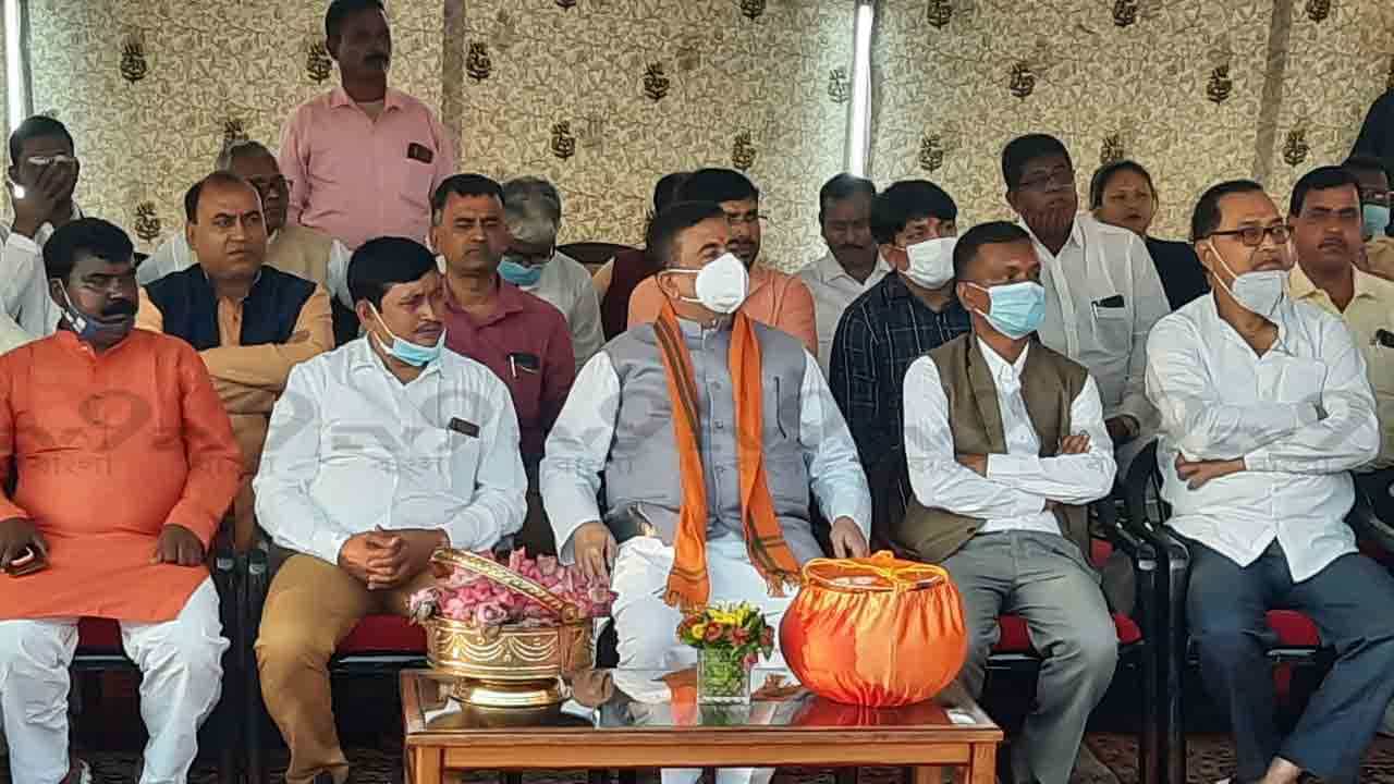 BJP: 'বিধানসভায় বিএসএফের সম্মানহানি', সাজি ভরা পদ্ম, হাঁড়ি ভরা মিষ্টি নিয়ে বিএসএফের কার্যালয়ে হাজির শুভেন্দুরা BJP: 'বিধানসভায় বিএসএফের সম্মানহানি', সাজি ভরা পদ্ম, হাঁড়ি ভরা মিষ্টি নিয়ে বিএসএফের কার্যালয়ে হাজির শুভেন্দুরা