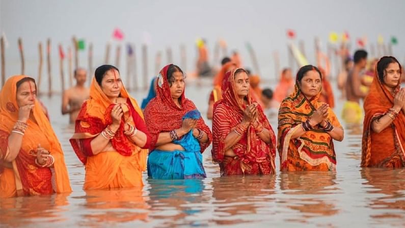 ছটপুজো: সূর্য দেবতাকে উৎসর্গ করা হয় এই পুজোয়। প্রত্যেক বছর কালীপুজোর ঠিক ষষ্ঠ দিন ছটপুজো অনুষ্ঠিত হয়। বিহার, ঝাড়খন্ড এবং উত্তরপ্রদেশে মূলত অনুষ্ঠিত হয় এই পুজো। এই বছর নির্দিষ্ট এই জায়গাগুলোতে ঘুরে আসতে পারেন একবার।
