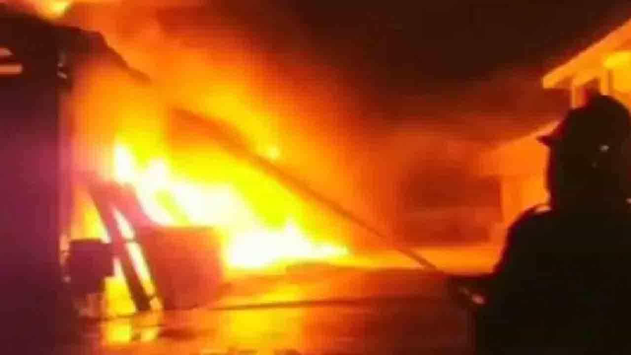 Hospital Fire: হঠাৎই হাসপাতালের পেডিয়াট্রিক আইসিইউয়ে ভয়াবহ আগুন, মৃত্যু চার শিশুর Hospital Fire: হঠাৎই হাসপাতালের পেডিয়াট্রিক আইসিইউয়ে ভয়াবহ আগুন, মৃত্যু চার শিশুর