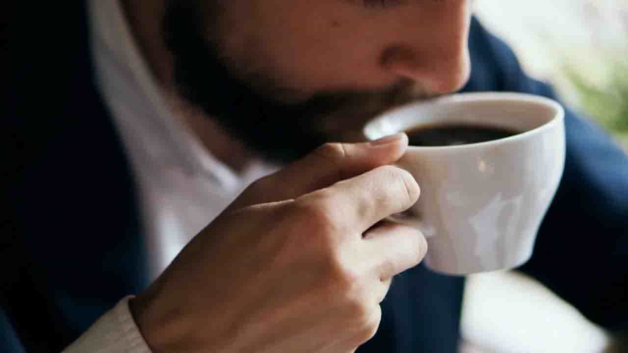Caffeine: শুধু অ্যালকোহল নয়, এই স্বাস্থ্যকর পানীয়ও প্রভাব ফেলতে পারে হৃদযন্ত্রের স্বাস্থ্যের ওপর Caffeine: শুধু অ্যালকোহল নয়, এই স্বাস্থ্যকর পানীয়ও প্রভাব ফেলতে পারে হৃদযন্ত্রের স্বাস্থ্যের ওপর