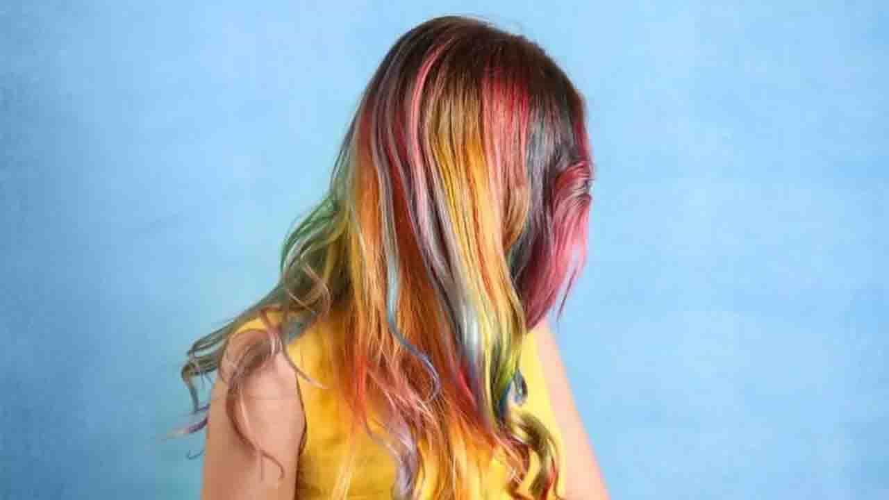 Colored Hair Care: চুলে হাইলাইট করেছেন? উজ্জ্বলতা বজায় রাখতে মেনে চলুন কয়েকটি টিপস Colored Hair Care: চুলে হাইলাইট করেছেন? উজ্জ্বলতা বজায় রাখতে মেনে চলুন কয়েকটি টিপস
