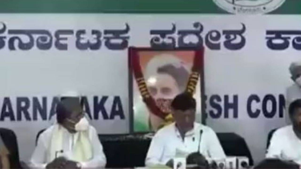 Congress Viral Video: মনেই নেই মাইকের কথা, বিজেপি আতঙ্কে বল্লভ ভাইয়ের ছবি আনিয়ে মুখ পুড়ল কংগ্রেসের