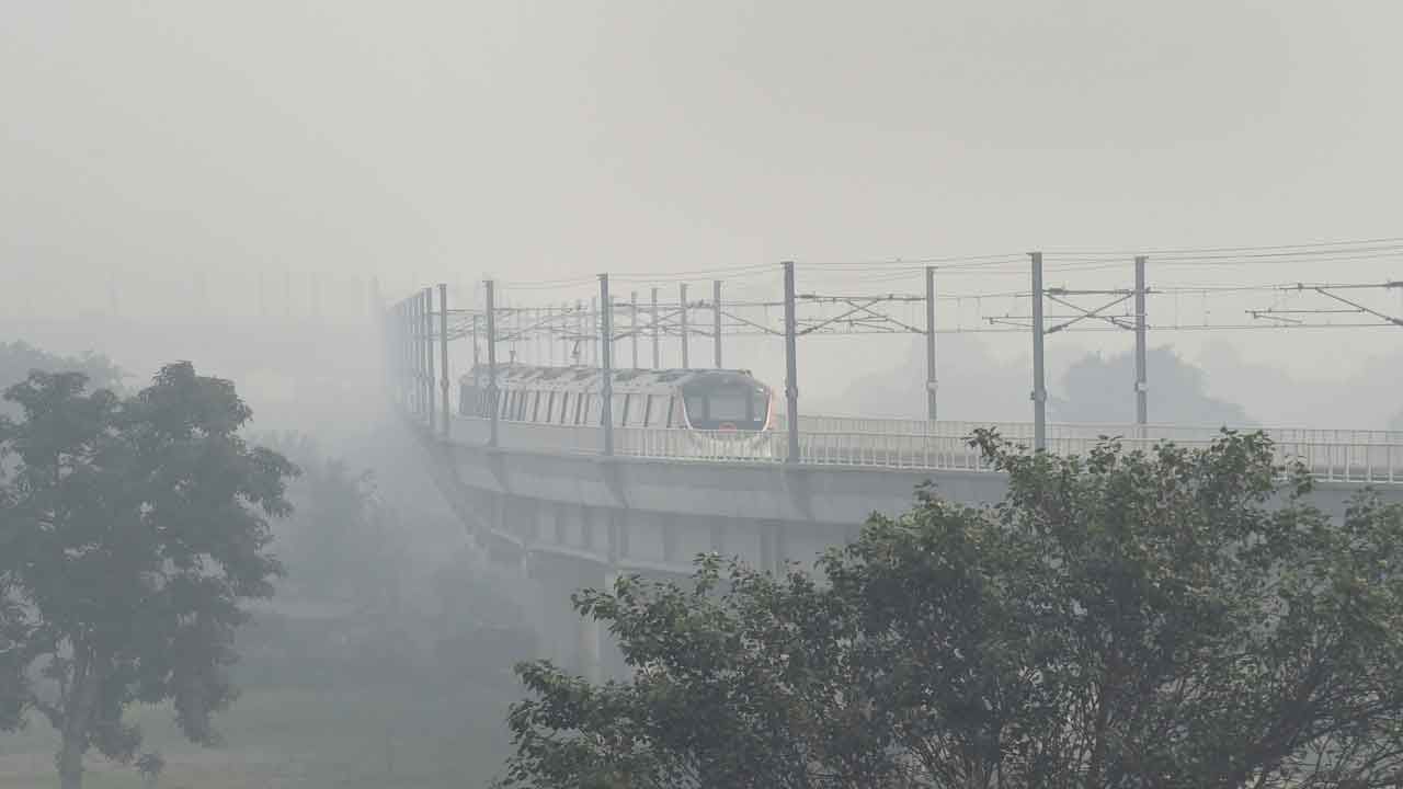 दिल्ली वायु प्रदूषण: हवा में विषाक्त पदार्थों का बढ़ता स्तर, स्कूल-कॉलेज अनिश्चितकाल के लिए बंद, और क्या प्रतिबंधित है?