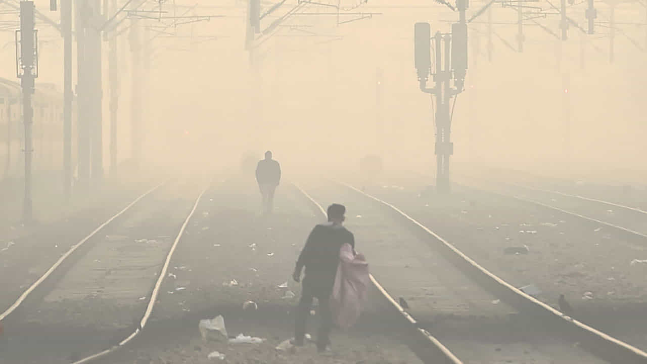 Delhi Air Pollution: চারদিন বাদে কমল 'বিষে'র মাত্রা! এখনও 'অস্বাস্থ্যকর' বাতাসই গ্রহণ করতে হবে দিল্লিবাসীকে Delhi Air Pollution: চারদিন বাদে কমল 'বিষে'র মাত্রা! এখনও 'অস্বাস্থ্যকর' বাতাসই গ্রহণ করতে হবে দিল্লিবাসীকে