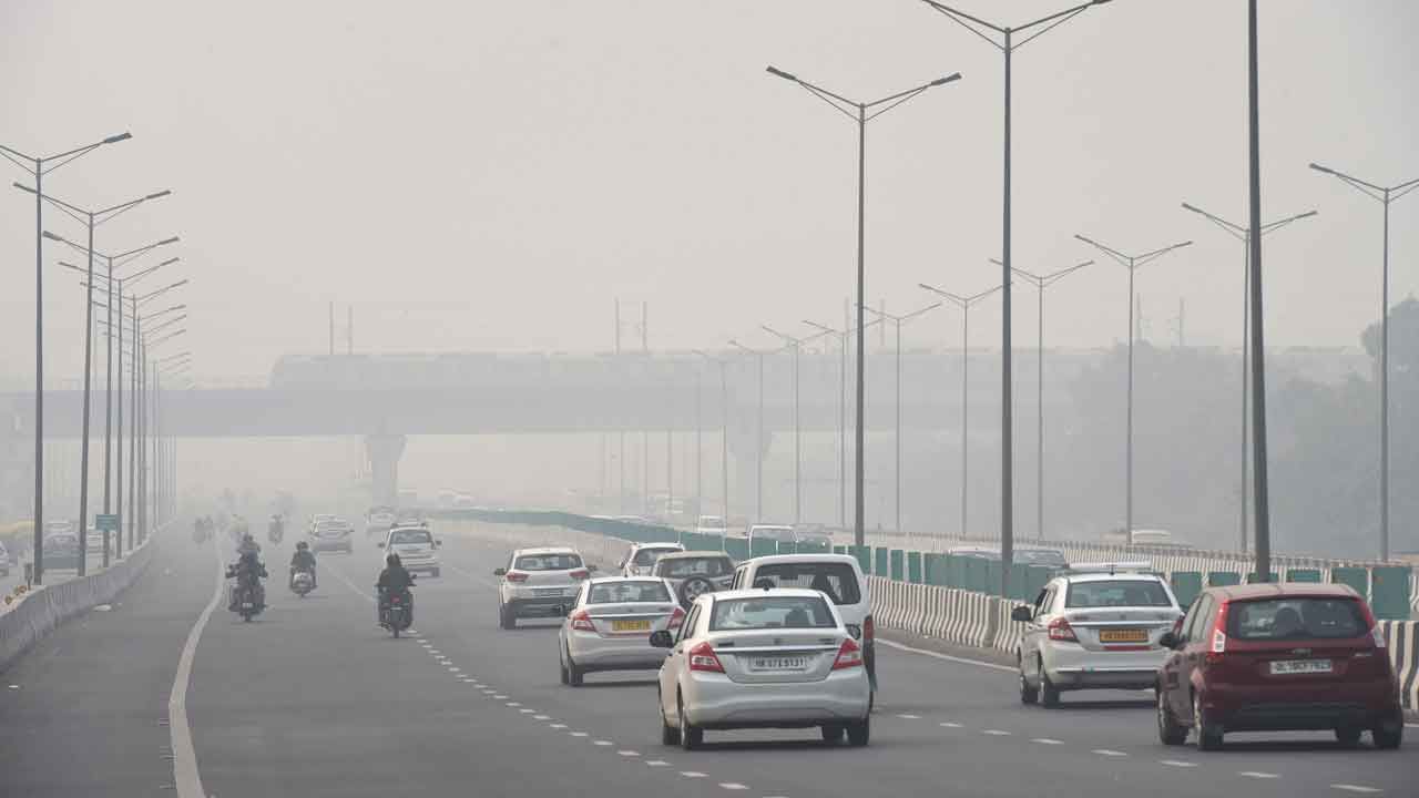 Delhi Air Pollution: বাইরে পা রাখলেই চোখ-গলা জ্বালা! কবে ধোঁয়াশার চাদর থেকে মুক্তি পাবে দিল্লিবাসী?