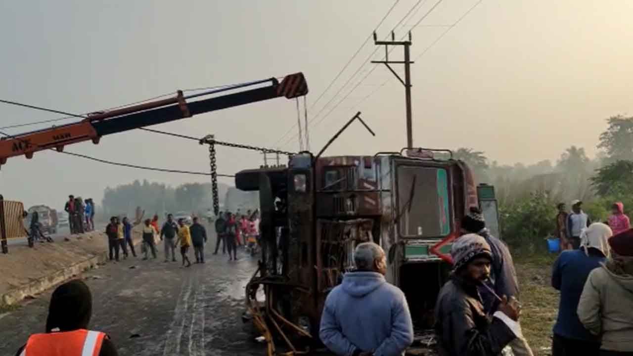 Durgapur Road Accident: কুয়াশার দাপট! রেলিং ভেঙে সার্ভিস রোডে উল্টে গেল ট্যাঙ্কার