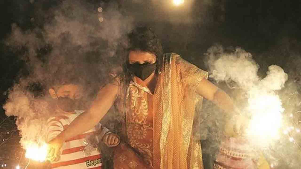 Kolkata AQI: কালীপুজোর রাতে দেদার বাজি, দিল্লির দূষণের সঙ্গে টক্কর এ রাজ্যের