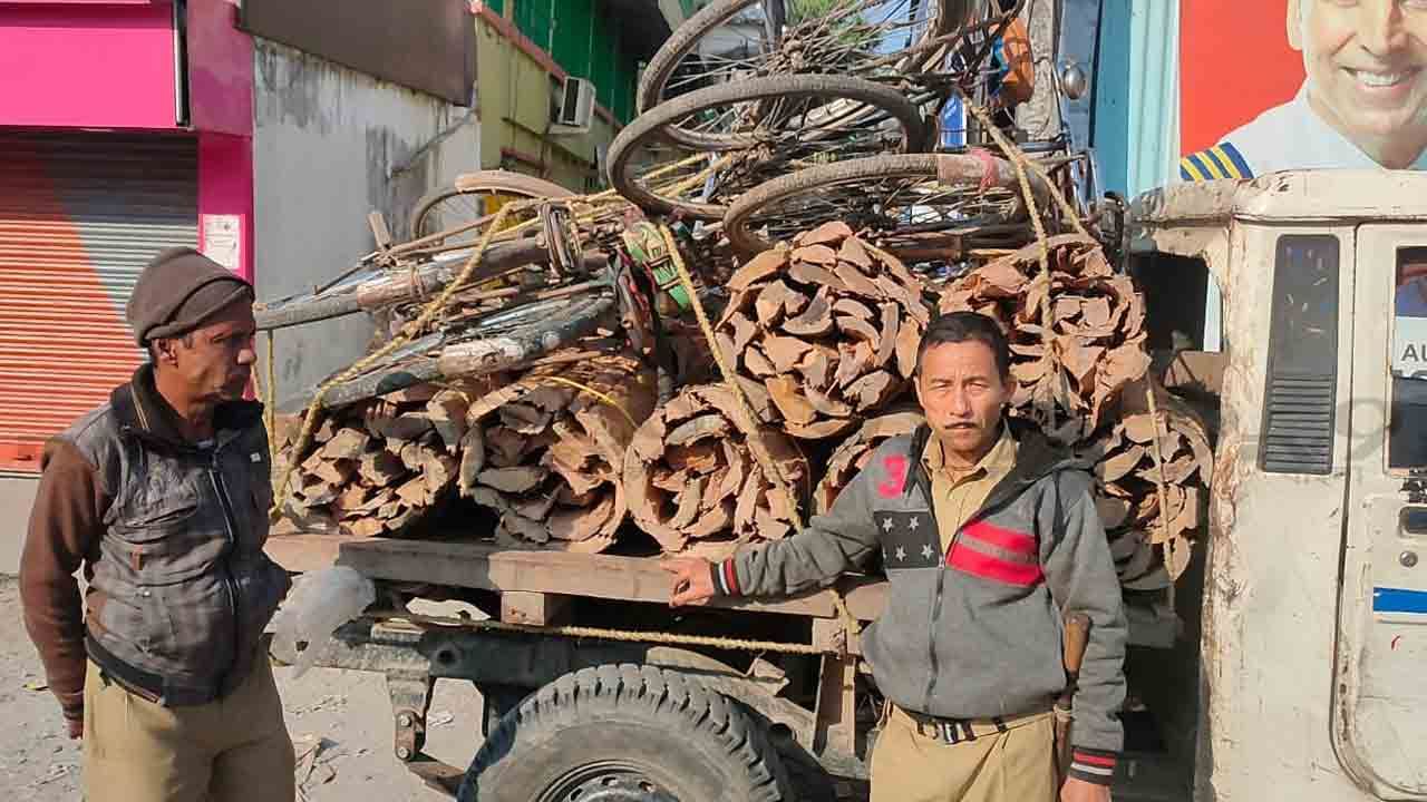 Jalpaiguri: আবারও জঙ্গলের ধার থেকে উদ্ধার ছ'টি সাইকেল! মিলল বিপুল পরিমাণে চোরাই কাঠ