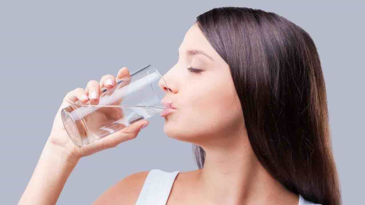 Health Tips: জল পান করার পরও তৃষ্ণার্ত বোধ করেন? এটি কোনও রোগের লক্ষণ নয় তো, জেনে নিন Health Tips: জল পান করার পরও তৃষ্ণার্ত বোধ করেন? এটি কোনও রোগের লক্ষণ নয় তো, জেনে নিন