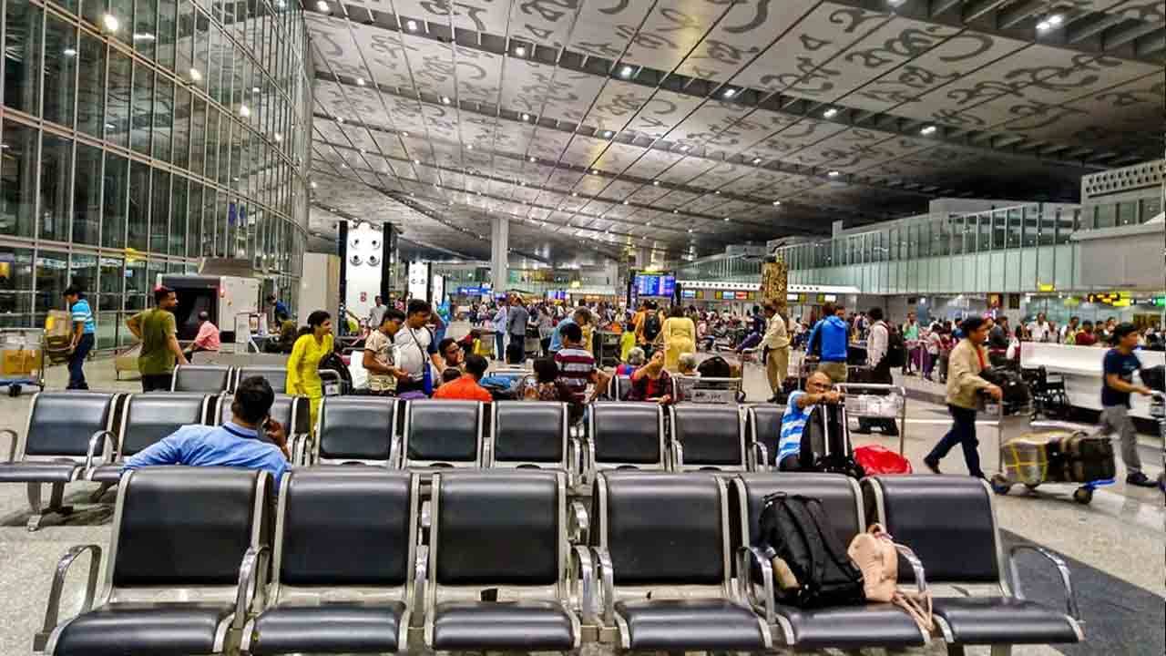 Omicron Scare: দিল্লি বিমানবন্দরে অবতরণের পরেও ৬ ঘণ্টা অপেক্ষা, মধ্যরাত থেকেই চালু নতুন নিয়ম