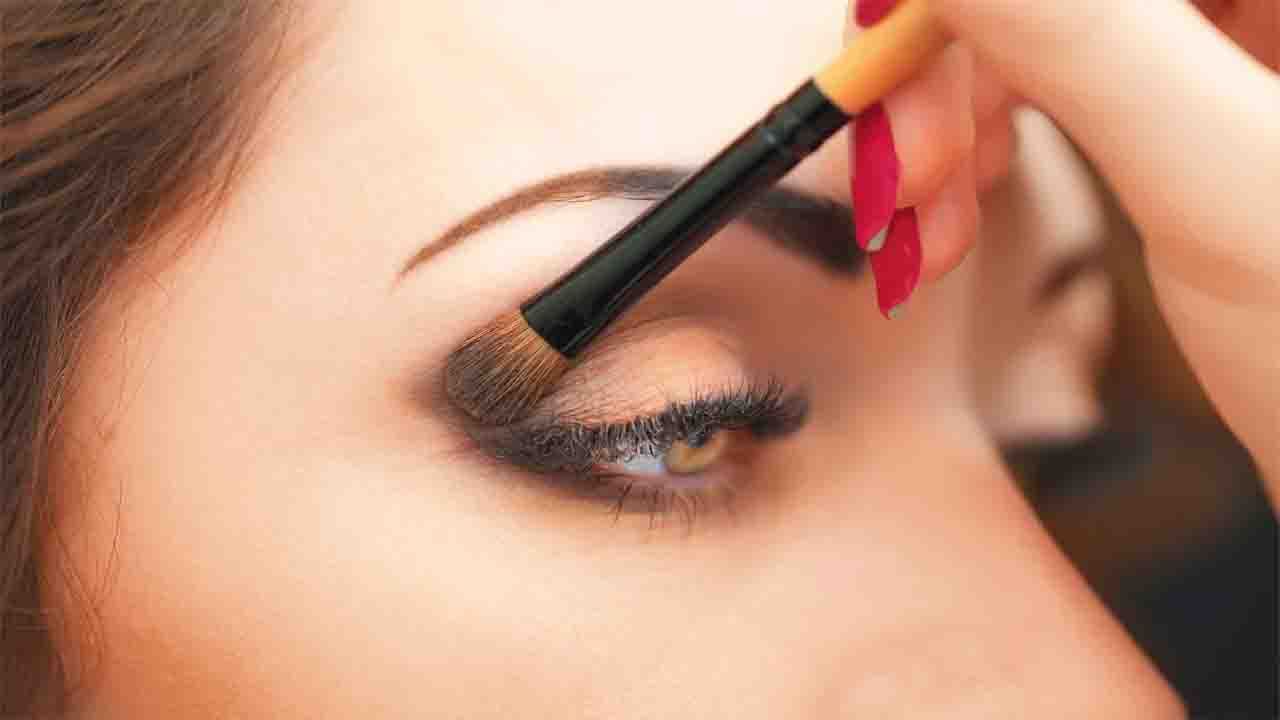 Eye Makeup: নজরকাড়া লুক চাই? চোখের মেকআপ করার সময় এই কয়েকটি বিষয় খেয়াল রেখে চলুন