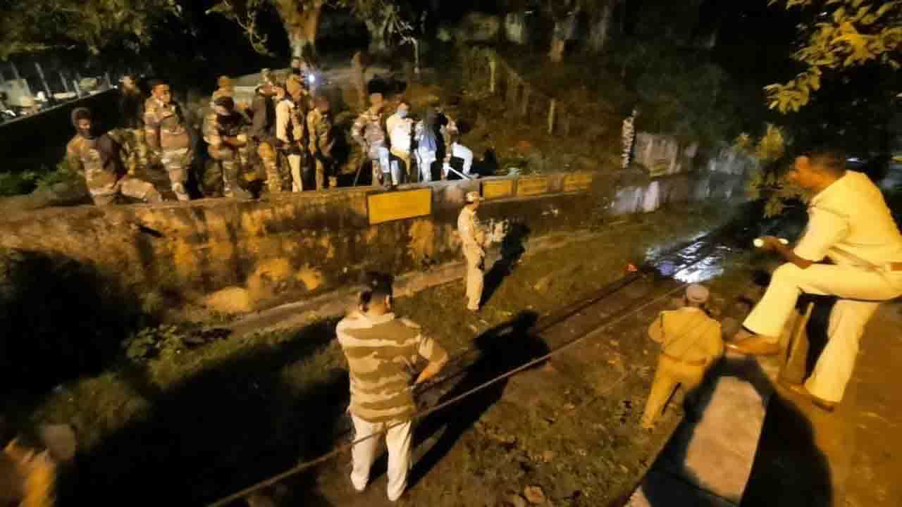 Crime: তামার তার কেটে খনিতে প্রবেশ দুষ্কৃতীদের, কয়লা চুরি করতে চলল গুলি, ফাটল বোমা!