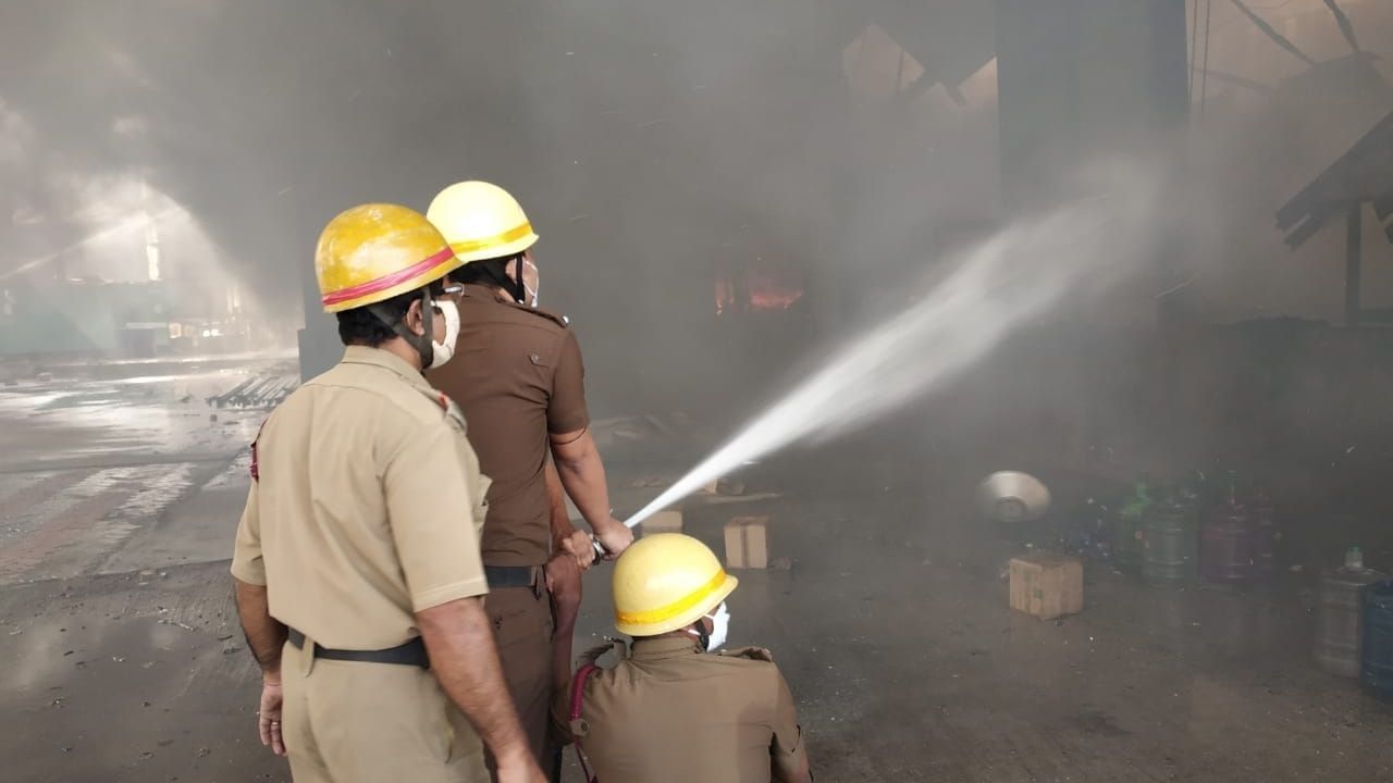 Jalpaiguri: 'পাশেই বাজি ফাটাচ্ছিল, নিশ্চই ওইখান থেকে হয়েছে!' জলপাইগুড়ির একটি বাড়িতে ভয়াবহ অগ্নিকাণ্ড