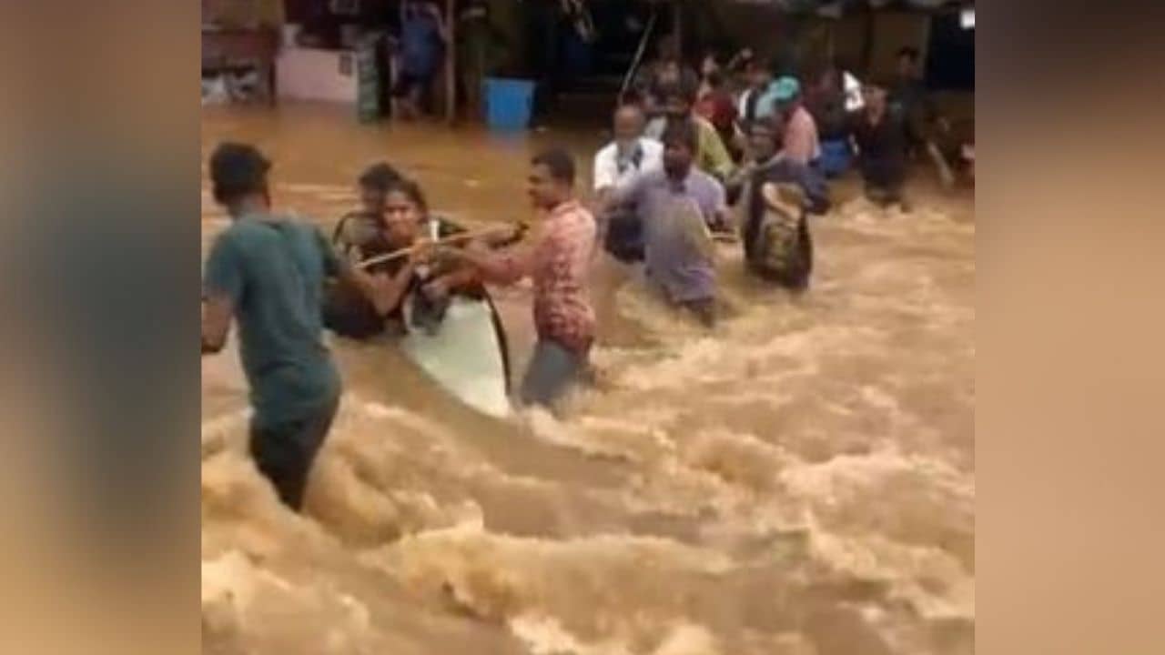 Pilgrims Stranded at Tirumala Temple: পাহাড় থেকে হুড়মুড়িয়ে নামছে জল! ধসের ভয়ে কাঁপছে তিরুমালার মন্দিরে আটকে পড়া পুণ্যার্থীরা