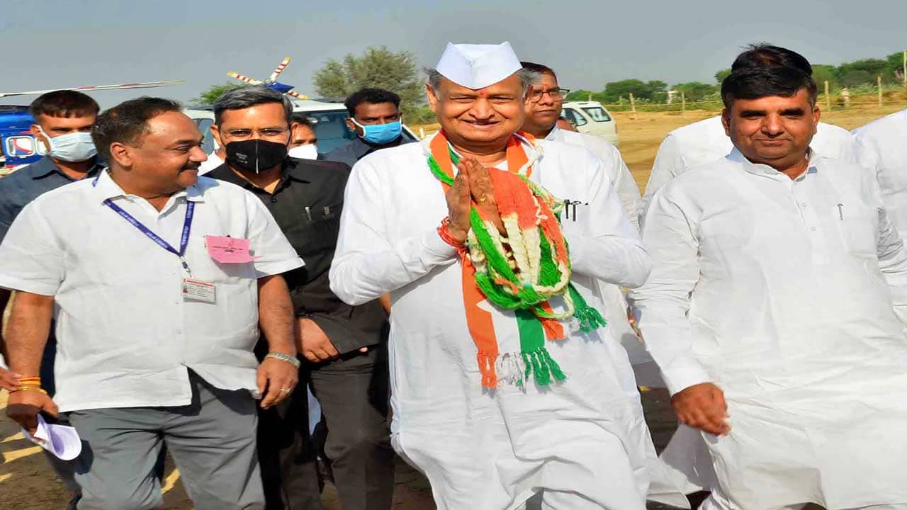 Ashok Gehlot: রাতে বৈঠকের পর সকালে সনিয়ার সঙ্গেও সাক্ষাৎ গেহলটের, হার মানছেন চাপের মুখে?