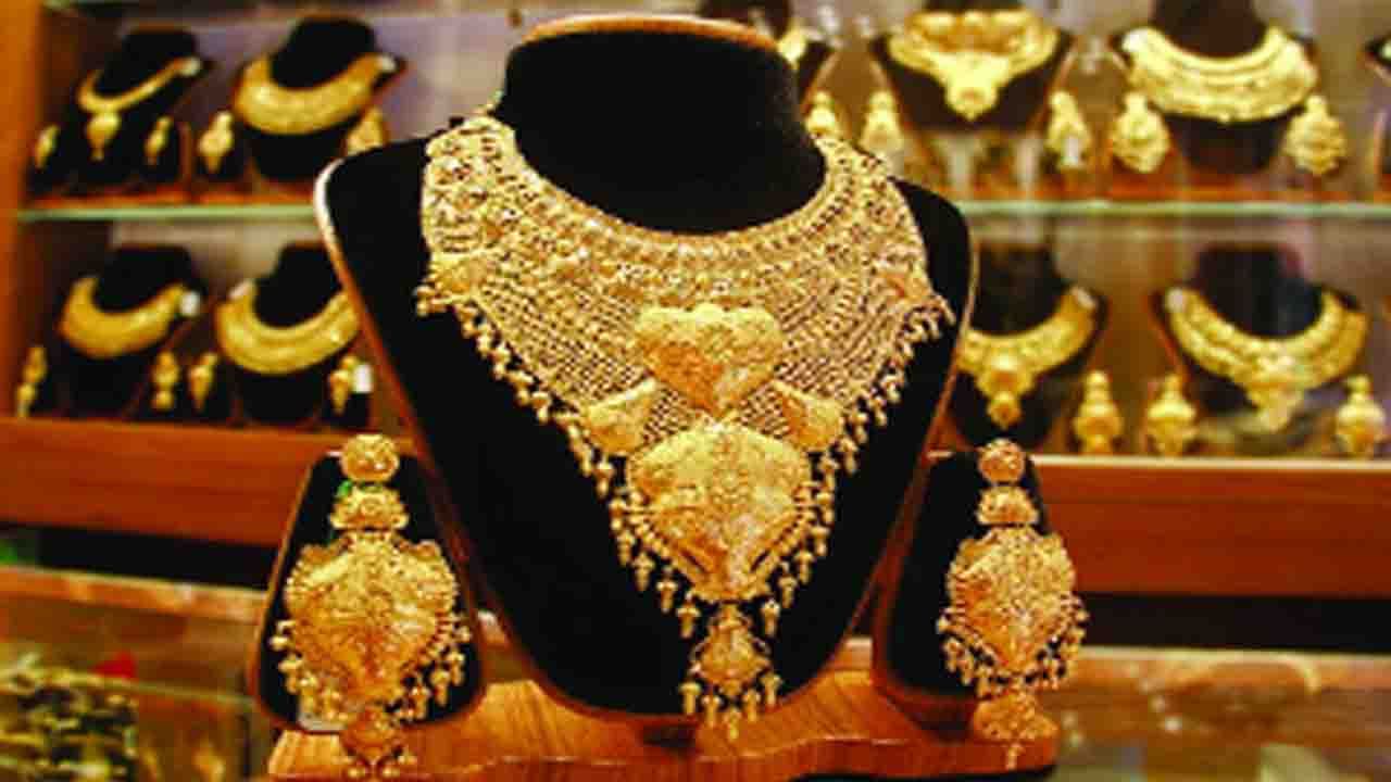 Gold Price Today: খুশির খবর!! ধনতেরাসের দিন সোনার দামে ধস, ৮৩০০ টাকা হল সস্তা