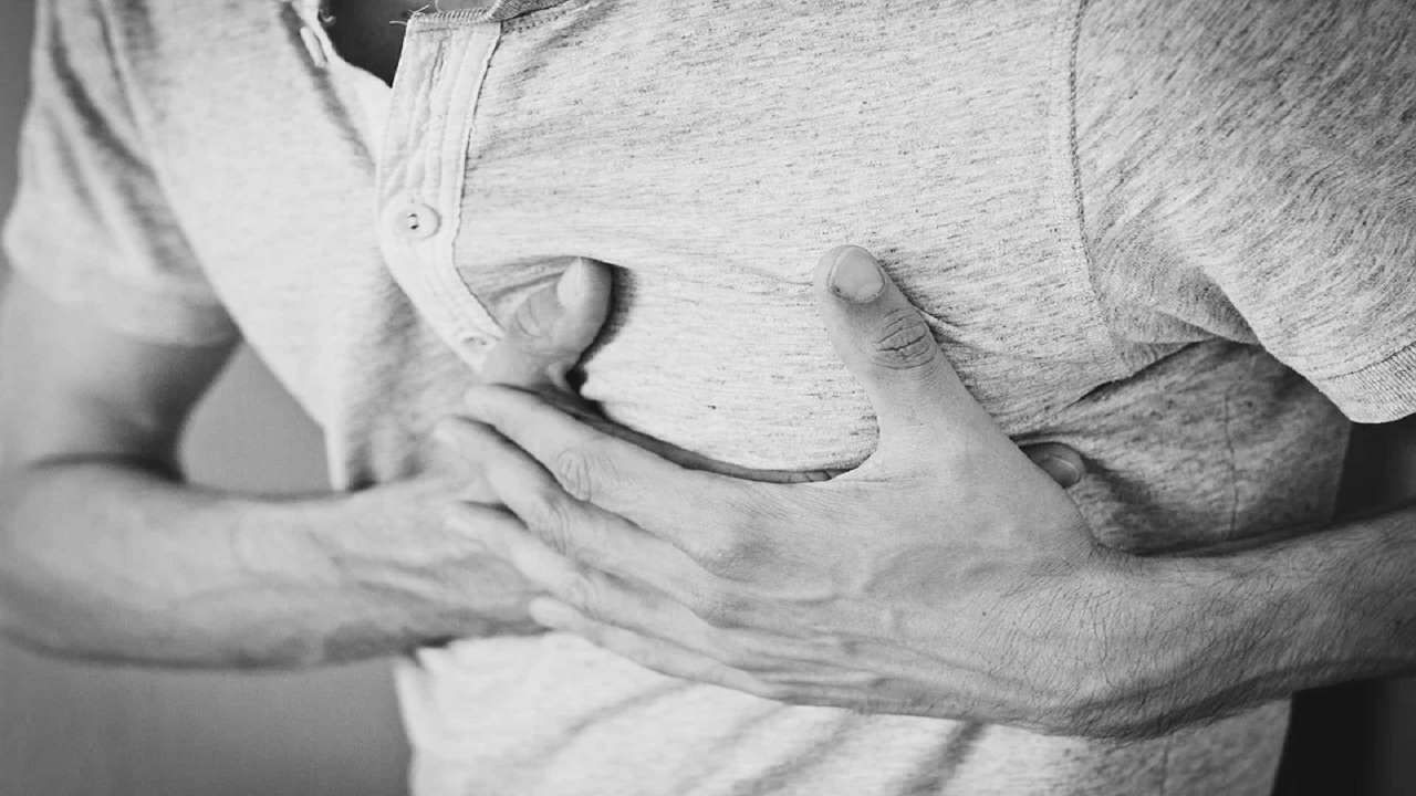 Heart attack: হার্ট অ্যার্টাকের আগে জানান দেয় শরীর! এই ৫ লক্ষণ কোনও ভাবেই অবহেলা নয়