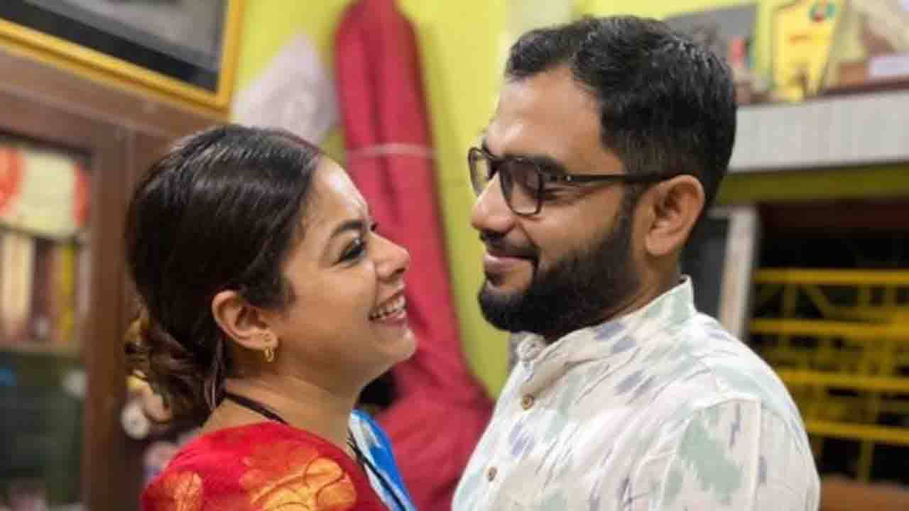 Iman Chakraborty: স্বামীর গালে চুম্বন, ইমনের আদুরে পোস্টে ফের নজর কাড়ল তাঁর স্বামীর প্রতি ভালবাসা