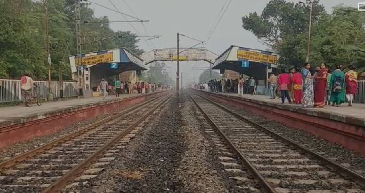 Nadia: কেন থামবে না ট্রেন? ২৫ ঘণ্টা পেরিয়েও জালালখালিতে গড়াল না রেলের চাকা