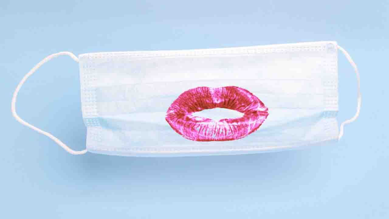 Lipstick Tips: মাস্ক পরে লিপস্টিক স্মাজ হয়ে যাচ্ছে? মেনে চলুন এই সহজ কয়েকটি টিপস