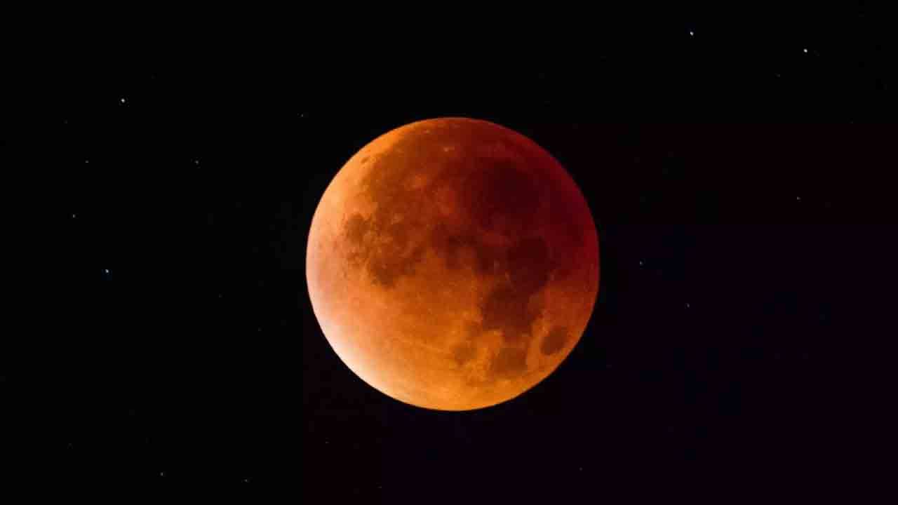 Lunar Eclipse: শতকের সবচেয়ে বড় চন্দ্রগ্রহণ কবে? ভারতের কোন কোন অঞ্চল থেকে দেখতে পাবেন? Lunar Eclipse: শতকের সবচেয়ে বড় চন্দ্রগ্রহণ কবে? ভারতের কোন কোন অঞ্চল থেকে দেখতে পাবেন?