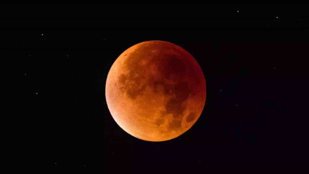 Lunar Eclipse: শতকের সবচেয়ে বড় চন্দ্রগ্রহণ কবে? ভারতের কোন কোন অঞ্চল থেকে দেখতে পাবেন? Lunar Eclipse: শতকের সবচেয়ে বড় চন্দ্রগ্রহণ কবে? ভারতের কোন কোন অঞ্চল থেকে দেখতে পাবেন?