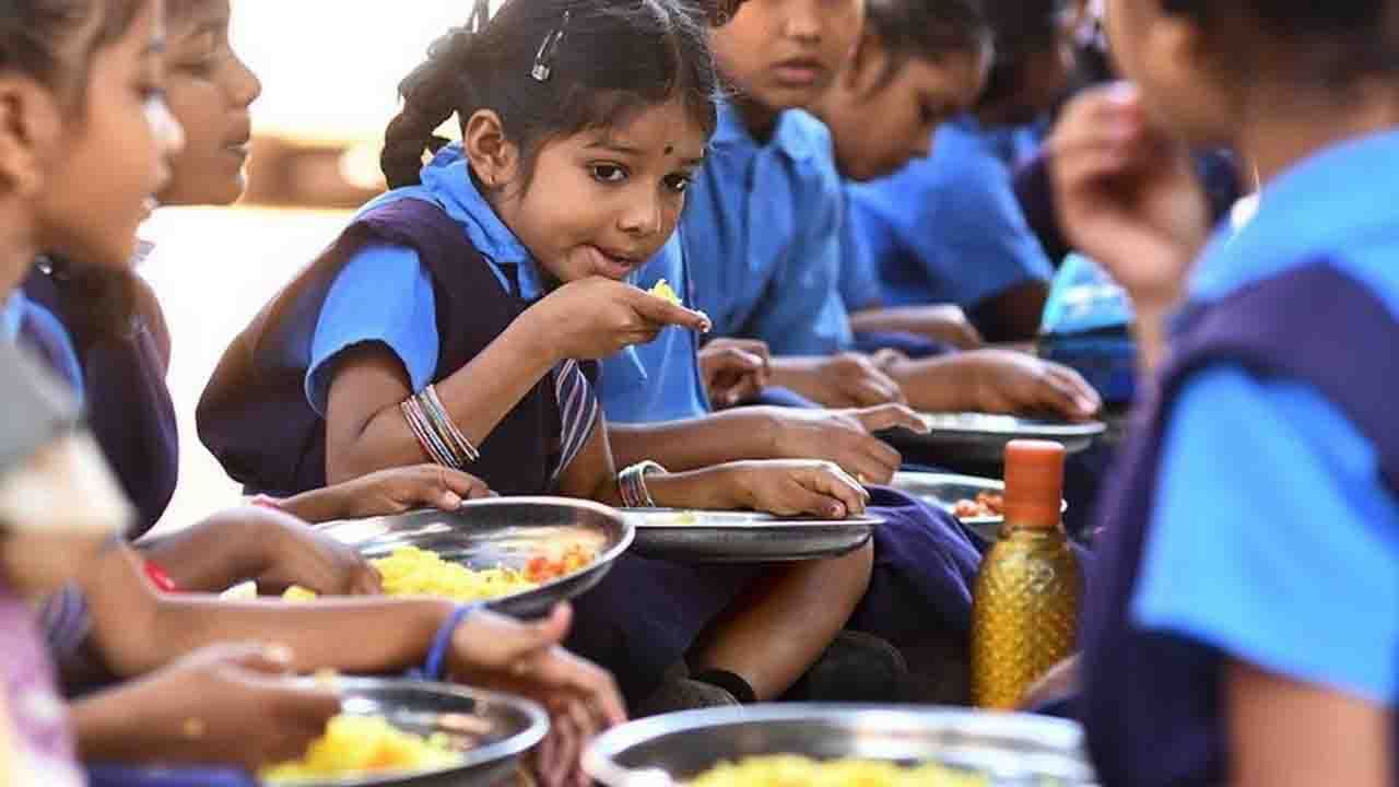 Mid-Day Meal: চালেই বে-চাল! ১৮ মাস ধরে মিড-ডে মিলের চাল পেলেন না ৪০ লক্ষ পড়ুয়া