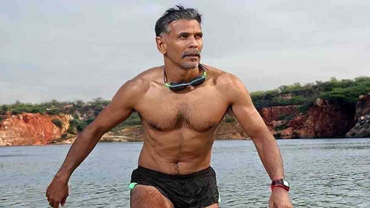 Milind Soman: ডায়েটিং না করেই সুস্থ থাকা যায়! সোশ্যাল মিডিয়ায় বার্তা দিলেন ফিটনেস ফ্রিক মিলিন্দ