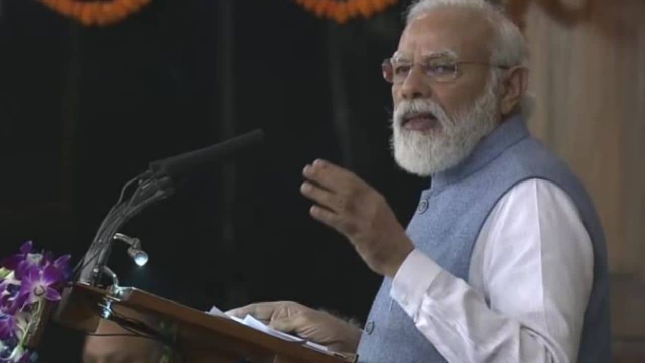 PM Modi on Constitution Day: গণতন্ত্রের জন্য বিপজ্জনক পরিবারতন্ত্র, সংবিধান দিবসে কর্তব্যের পথে চলার বার্তা প্রধানমন্ত্রীর