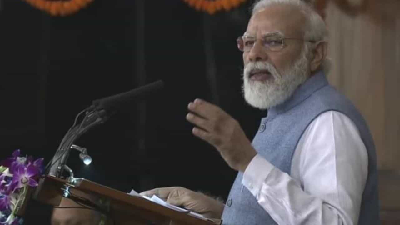 PM Modi on Constitution Day: 'গণতন্ত্রের জন্য বিপজ্জনক পরিবারতন্ত্র', সংবিধান দিবসে কর্তব্যের পথে চলার বার্তা প্রধানমন্ত্রীর PM Modi on Constitution Day: 'গণতন্ত্রের জন্য বিপজ্জনক পরিবারতন্ত্র', সংবিধান দিবসে কর্তব্যের পথে চলার বার্তা প্রধানমন্ত্রীর