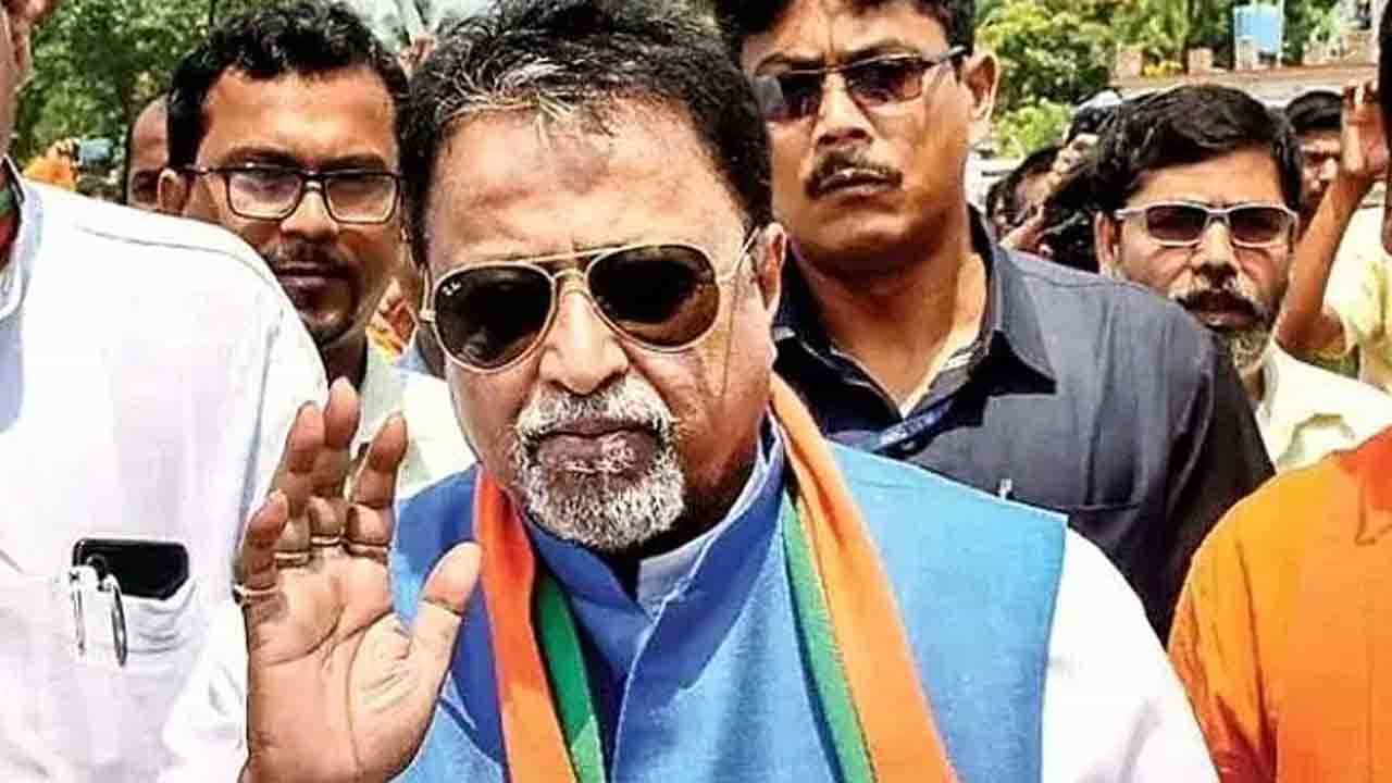 Mukul Roy: দল পরিবর্তনই করেননি বিধায়ক, বোঝালেন মুকুলের আইনজীবী, ১ ঘণ্টা ধরে চলল দলত্যাগ শুনানি Mukul Roy: দল পরিবর্তনই করেননি বিধায়ক, বোঝালেন মুকুলের আইনজীবী, ১ ঘণ্টা ধরে চলল দলত্যাগ শুনানি