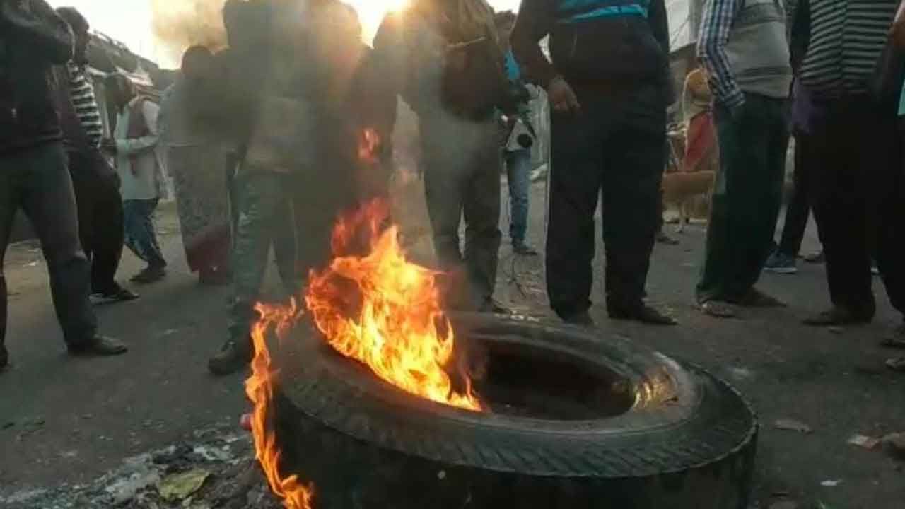 Nandigram Chaos: বিজেপি নেতা-কর্মীদের গ্রেফতারির প্রতিবাদ, টায়ার জ্বালিয়ে বিক্ষোভ-বনধ নন্দীগ্রামে